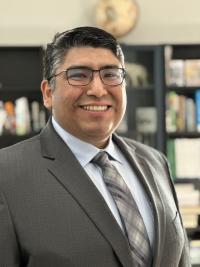 headshot of UC Davis Accounting instructor Ricardo Buenrostro